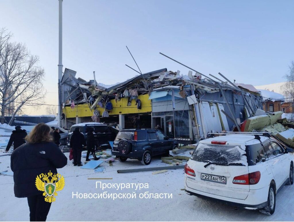 В Новосибирске обрушилась крыша двухэтажного торгового центра: есть пострадавшие