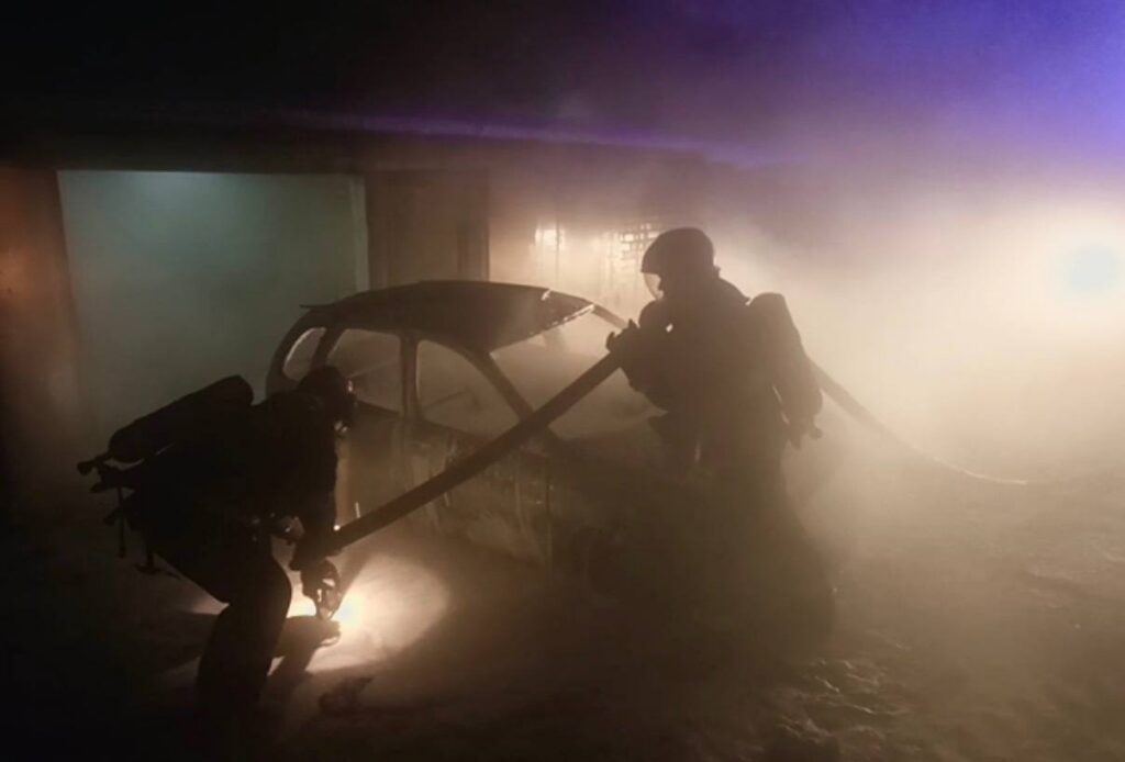 Машина полностью сгорела на улице в Жодино