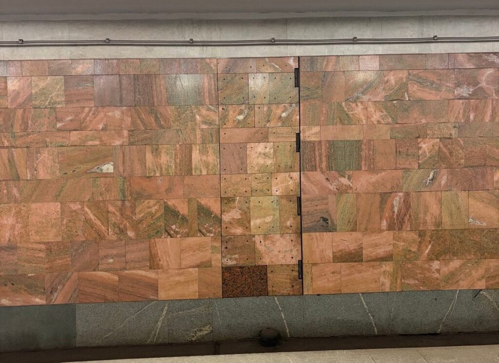 Загадка минского метро: зачем на станции «Площадь Ленина» странная дверь