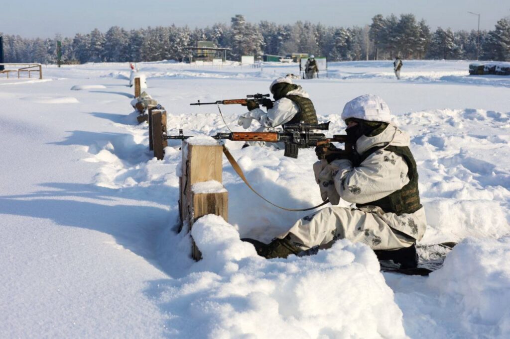 «От взвода до батальона — один кулак». Как дежурные силы СЗОК проходят «зимний экзамен» на полигонах