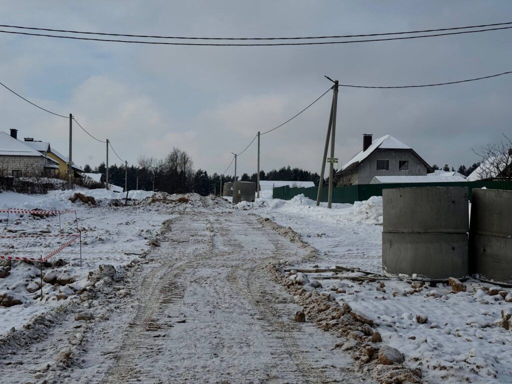Где раньше вязли машины — будут дороги: в Ратомке обустраивают новый жилой квартал