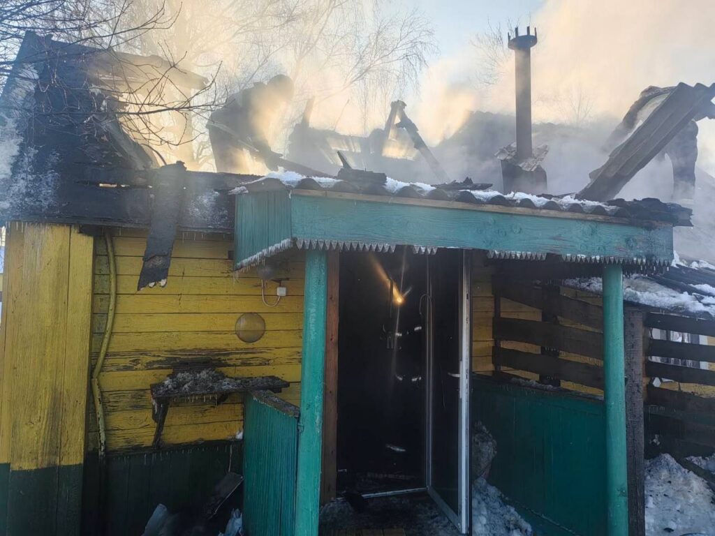 Баня загорелась в деревне Мерешино: огонь уничтожил крышу