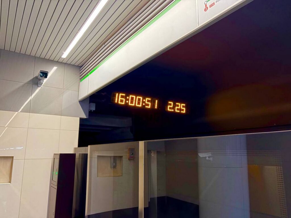 В Минском метрополитене рассказали, зачем на станциях висят интервальные часы