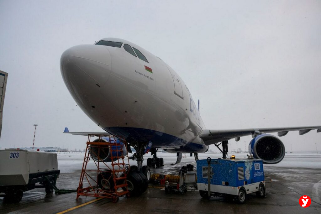 Из-за непогоды некоторые рейсы отменяются и задерживаются — что делать пассажирам