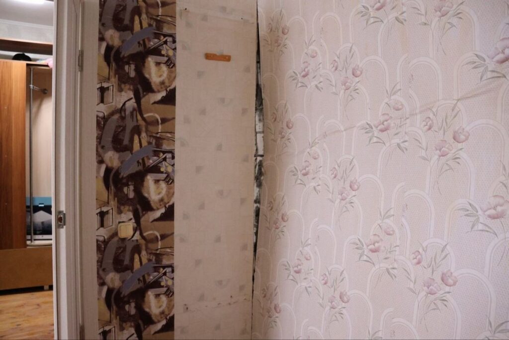 Выбитая дверь и стены, заклеенные скотчем — в доме под Светлогорском взорвался газовый баллончик