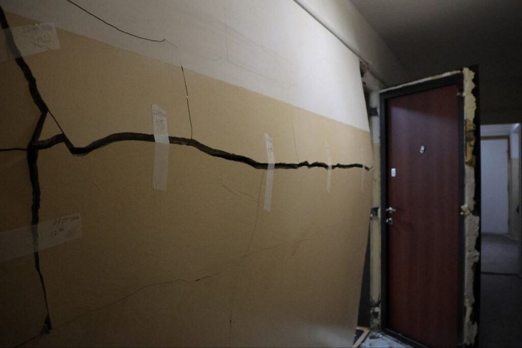 Выбитая дверь и стены, заклеенные скотчем — в доме под Светлогорском взорвался газовый баллончик