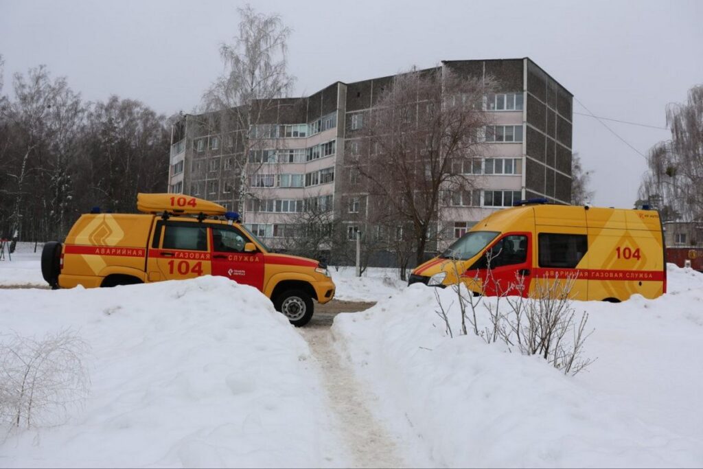 Выбитая дверь и стены, заклеенные скотчем — в доме под Светлогорском взорвался газовый баллончик