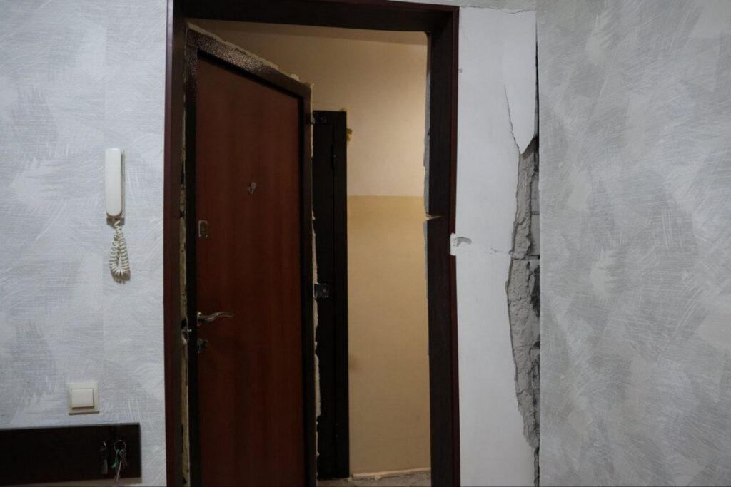 Выбитая дверь и стены, заклеенные скотчем — в доме под Светлогорском взорвался газовый баллончик