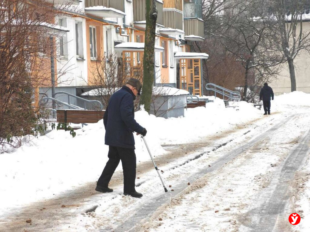 Ледяной дождь и скользкие улицы: Минск под ударом циклона Леони
