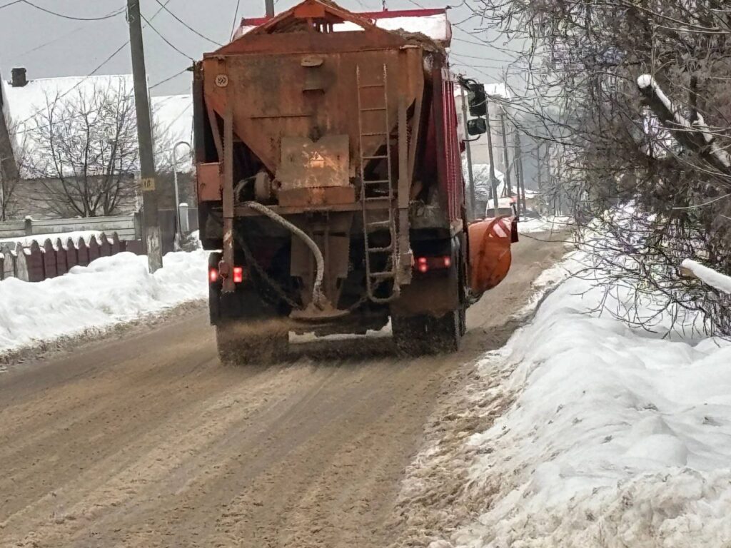 Сотни машин и тонны реагентов: борьба с гололедом ведётся в Минской области
