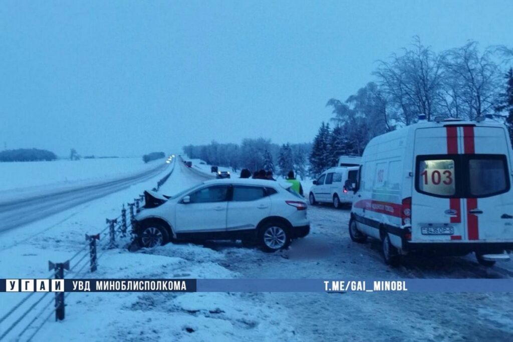 Смертельное ДТП под Уздой: женщина погибла после выхода из разбитой машины