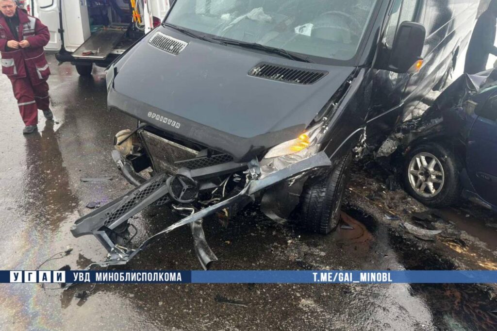 В Пуховичском районе пассажир вышел из авто после ДТП — его сбил Renault