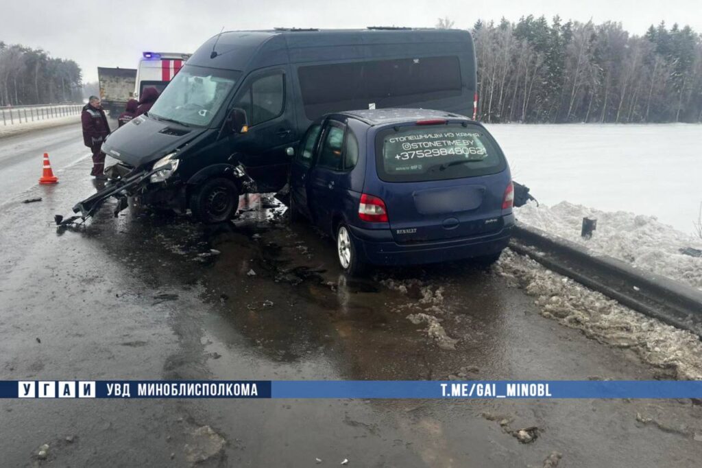 В Пуховичском районе пассажир вышел из авто после ДТП — его сбил Renault