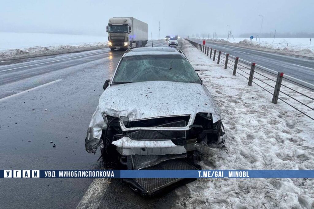Audi A6 врезалась в ограждение на трассе Минск — Гродно — водитель получил травмы