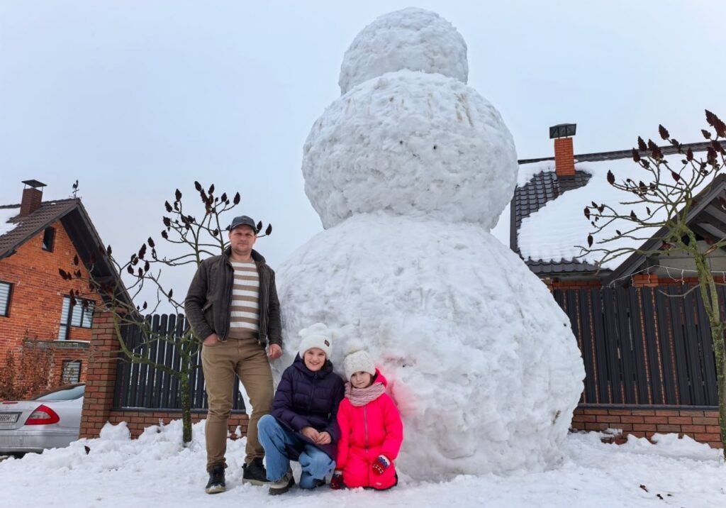 В Столинском районе слепили гигантского снеговика — его высота четыре метра