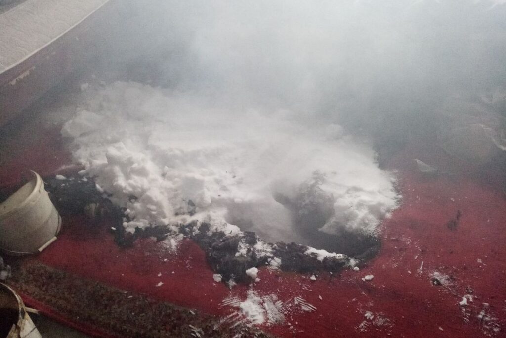 Под Логойском пожарные обнаружили тело пенсионера на диване — он погиб при задымлении в бане