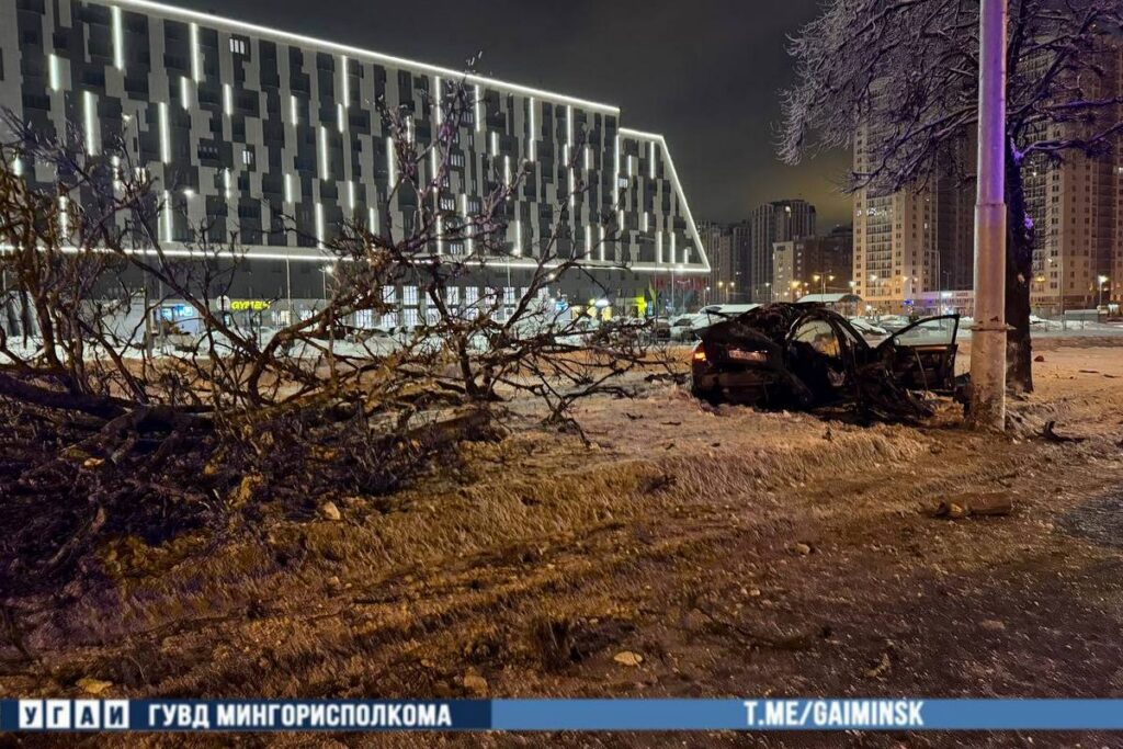 Audi влетела в дерево на проспекте Независимости в Минске — пострадали два человека