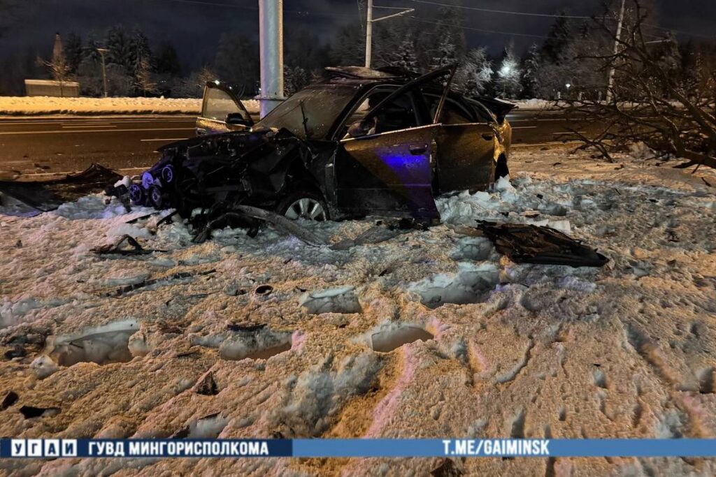 Audi влетела в дерево на проспекте Независимости в Минске — пострадали два человека