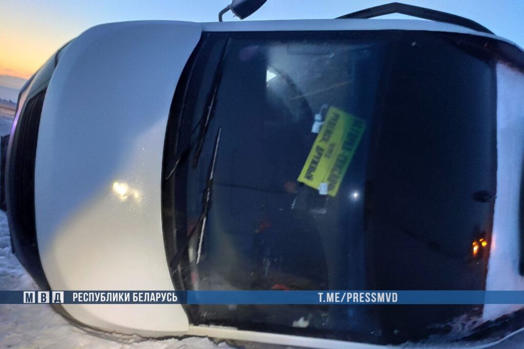 Автобус съехал в кювет и опрокинулся под Пуховичами — четыре человека в больнице