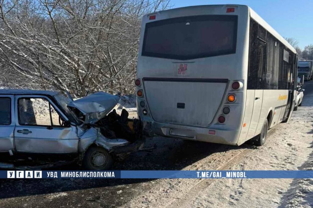 Цепная реакция в Борисовском районе: Volkswagen, автобус и МАЗ сошлись в одном ДТП