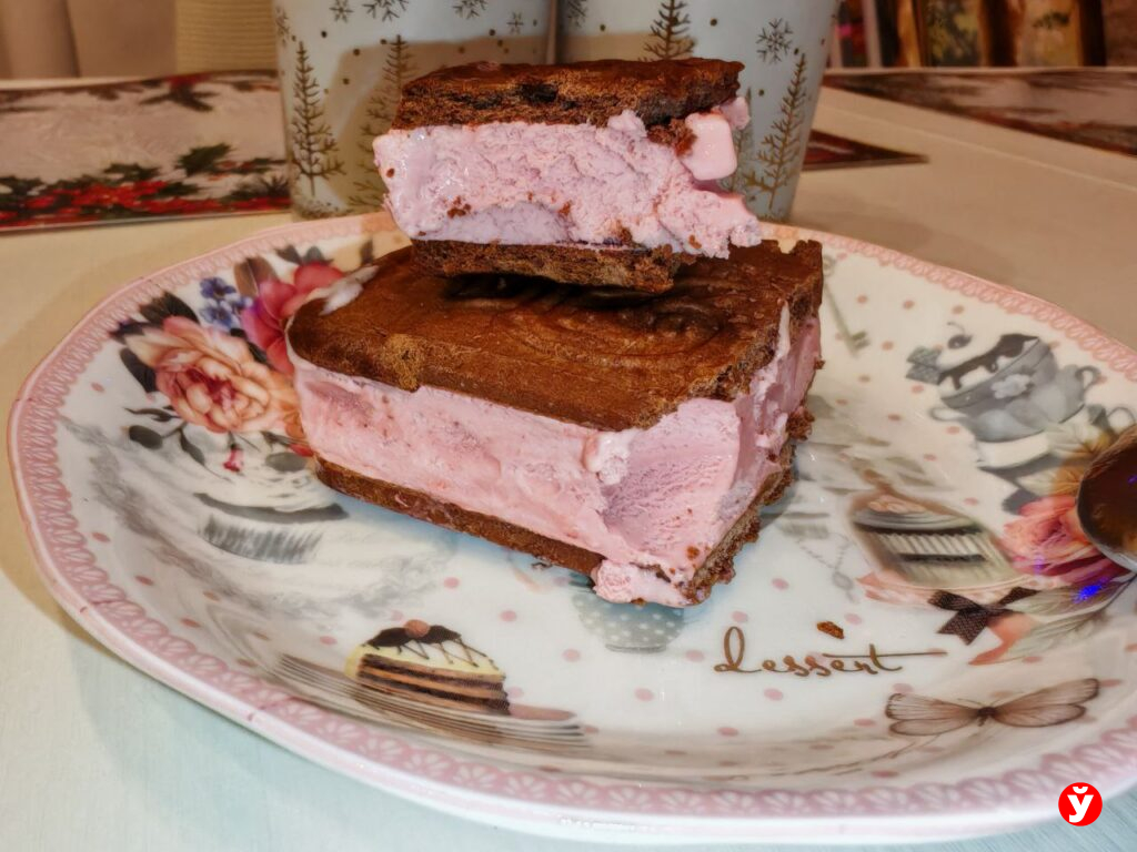 Клубничное мороженое‑сэндвич от «Морозпродукта»: стоит ли платить 2,34 рубля?