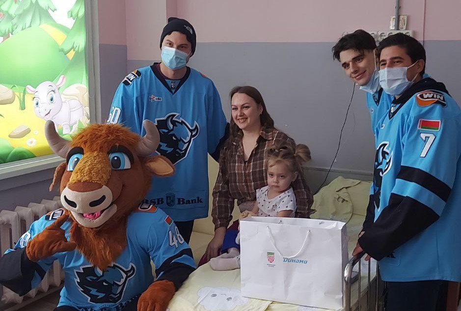 Хоккеисты минского «Динамо» поздравили с Новым годом детей из РНПЦ
