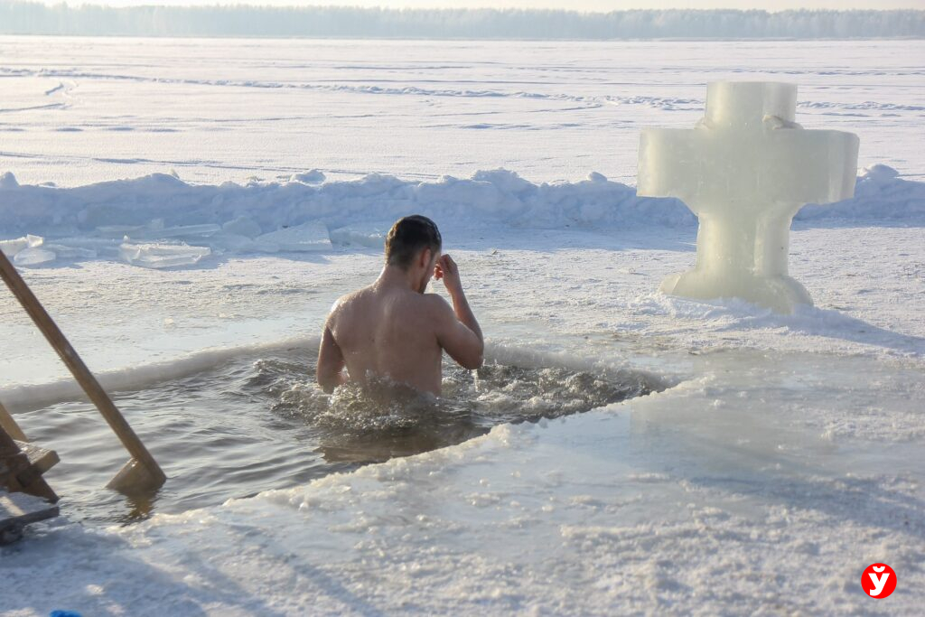«Водичка — бомба!». Посмотрели, как проходят крещенские купания в Солигорске