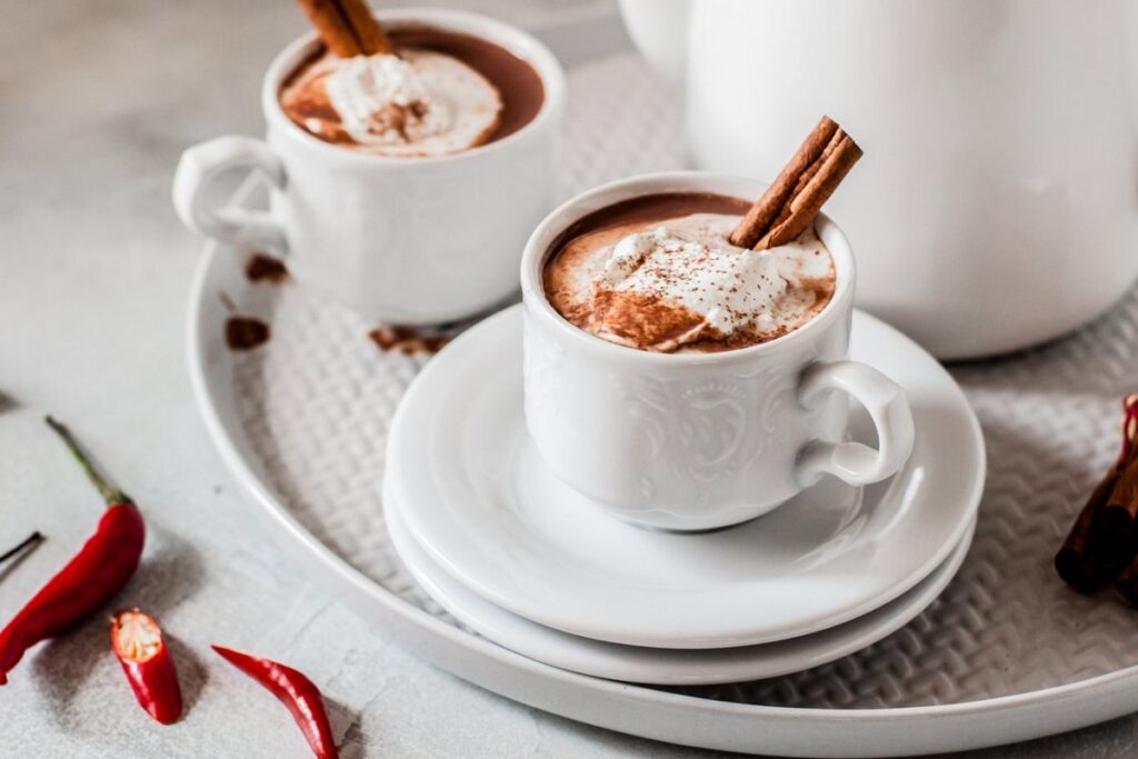 3 согревающих блюда для холодной зимы — от бархатного супа-пюре до острого напитка