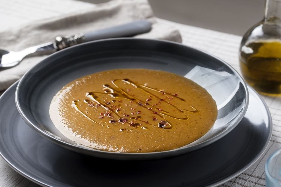 3 согревающих блюда для холодной зимы — от бархатного супа-пюре до острого напитка