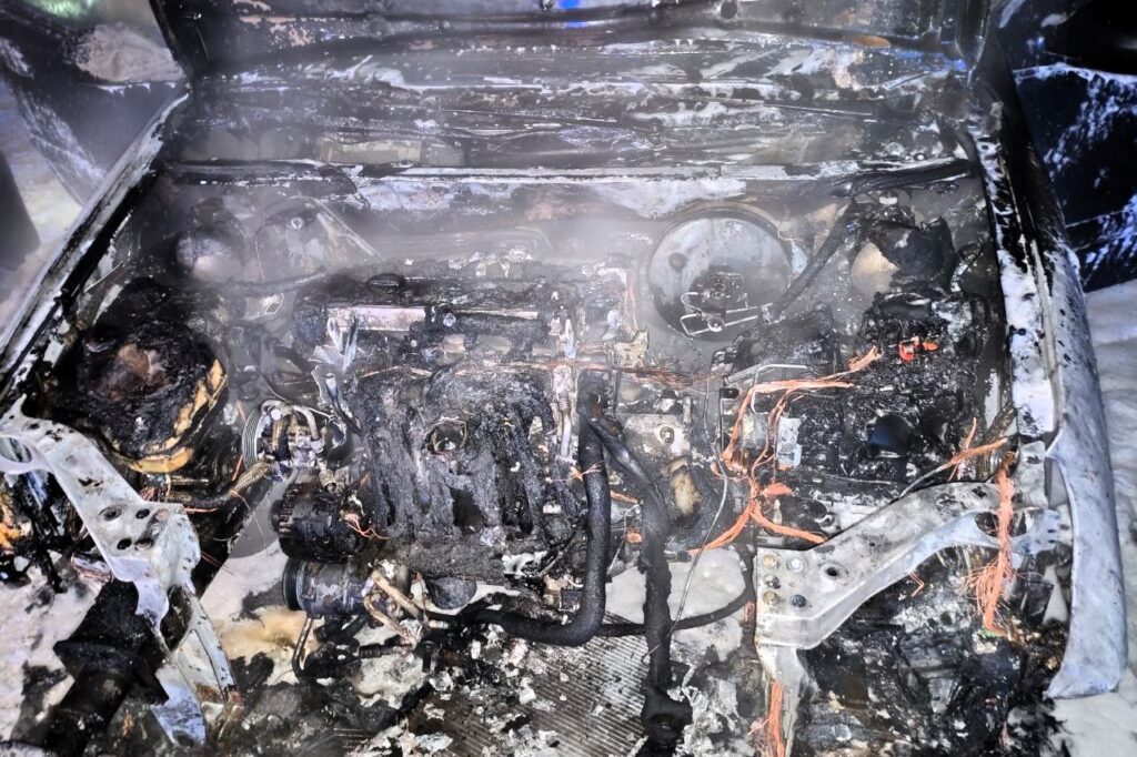 Легковушка загорелась на улице в Молодечно — видео