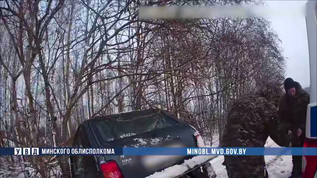 Под Борисовом милиционеры помогли водителю, который застрял в снежном кювете