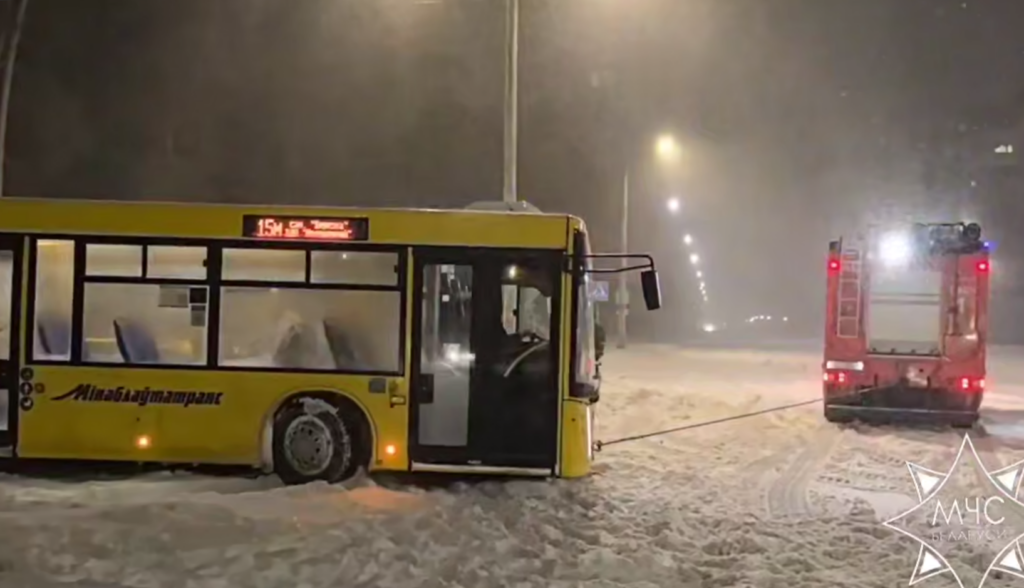 Извлекли более 100 авто из заносов — спасатели оказывают помощь в ликвидации последствий непогоды