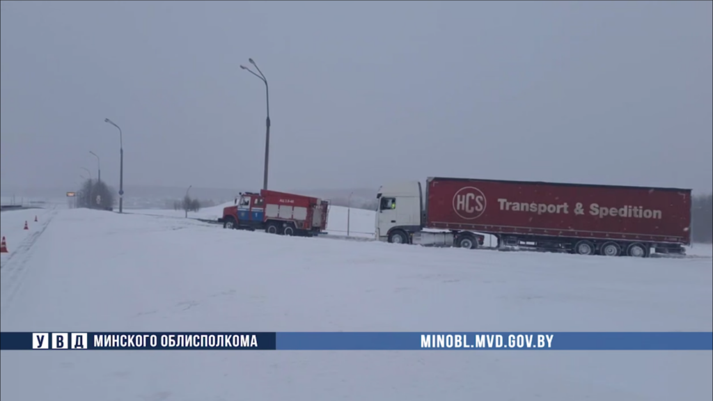 Две фуры застряли под Заславлем на Р-28 — ГАИ и МЧС отбуксировали их на трассу