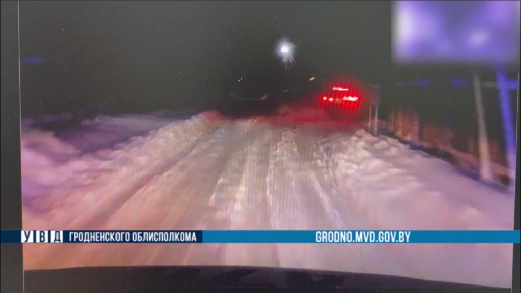 Пьяный водитель пытался скрыться от ГАИ и застрял в сугробе — инспекторам пришлось разбить стекло