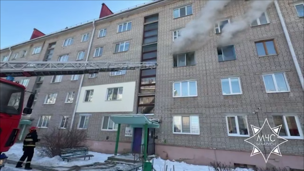 Мать с ребенком спасены из горящей квартиры в Слуцке