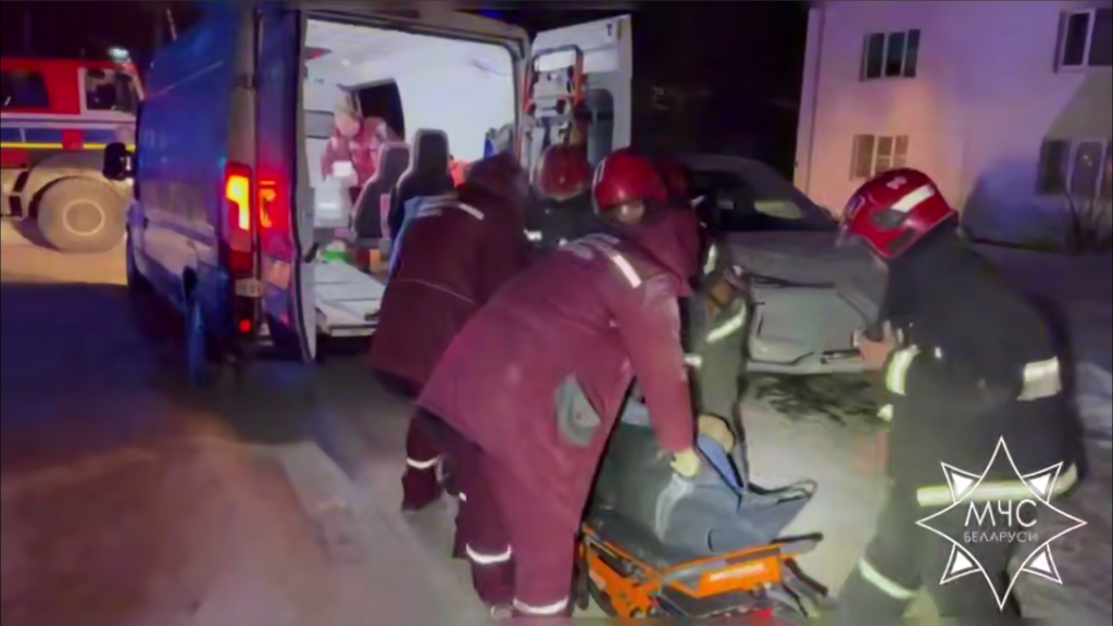 Сотрудники МЧС спасли мужчину из задымленной квартиры в Молодечно