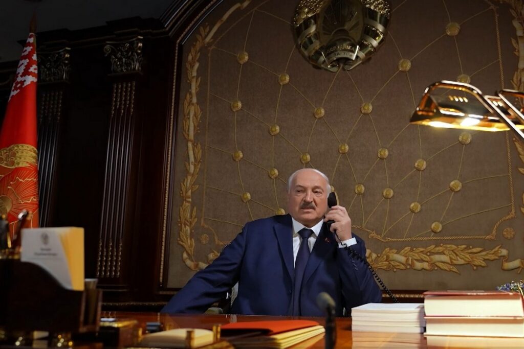 Батька — с дивизионом ПВО, а забота государства — женщине. Как выглядит новогодний приоритет страны