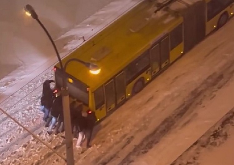 Минчане вытолкали застрявший в снегу автобус