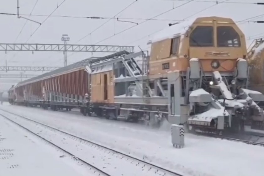 Есть специальный поезд: БЖД показала, как чистят рельсы от снежных намётов