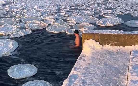 Ледяные блины и морж — мужчина решил поплавать в Минском море     