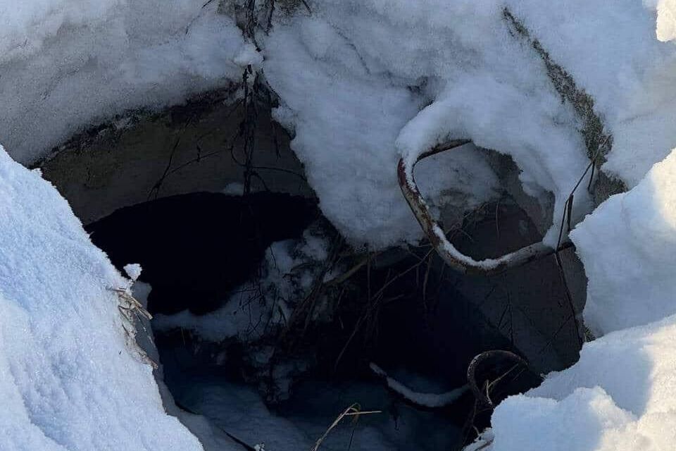 Намокли и потеряли обувь — девочки в Смолевичах в мороз провалились в открытые люки