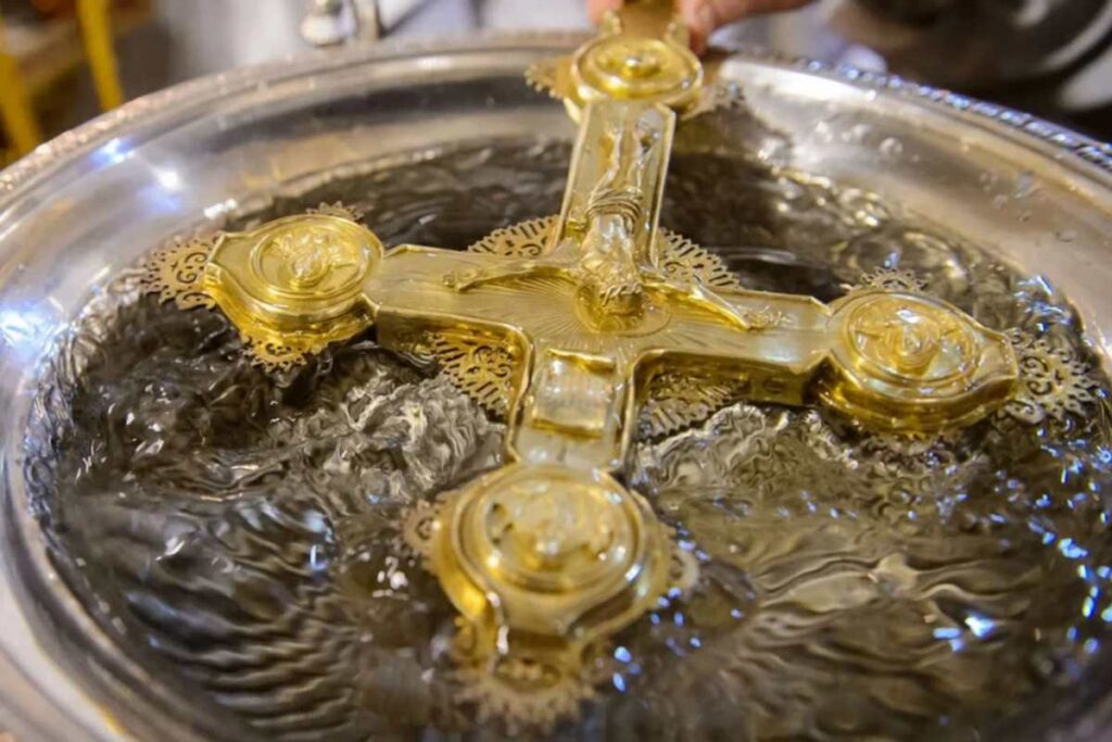 Крещенская вода: как хранить, пить и что делать, если испортилась