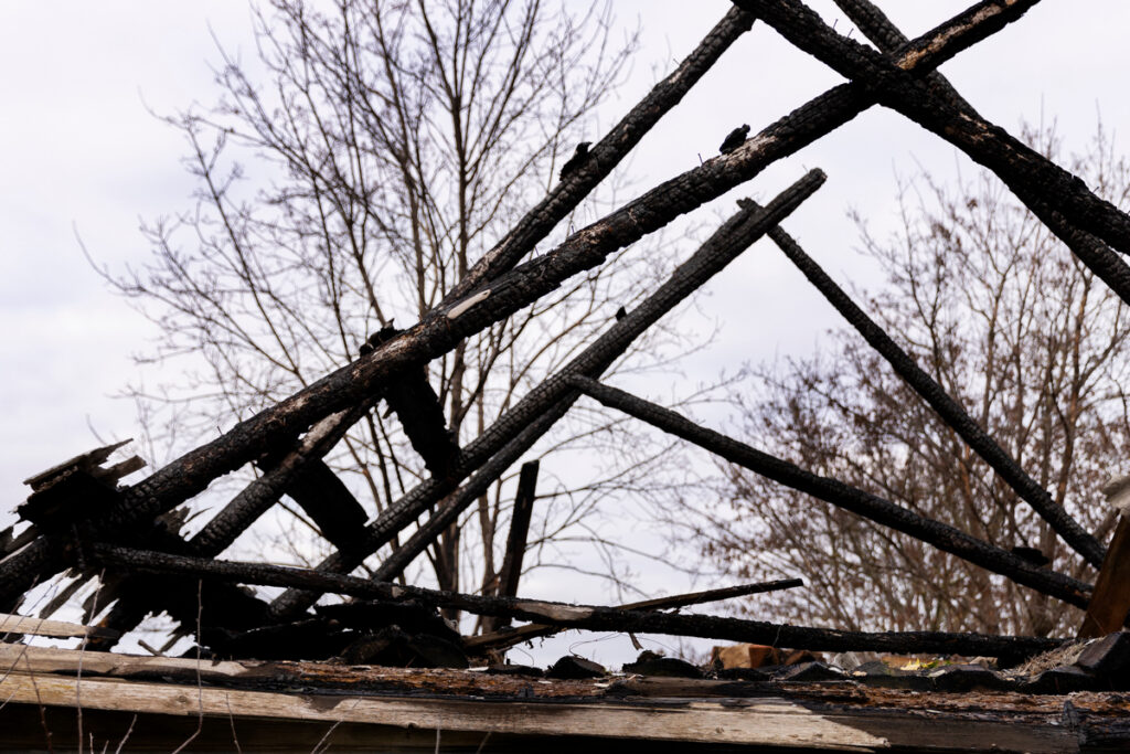 Пенсионер и его гость погибли при пожаре в деревенском доме под Копылем