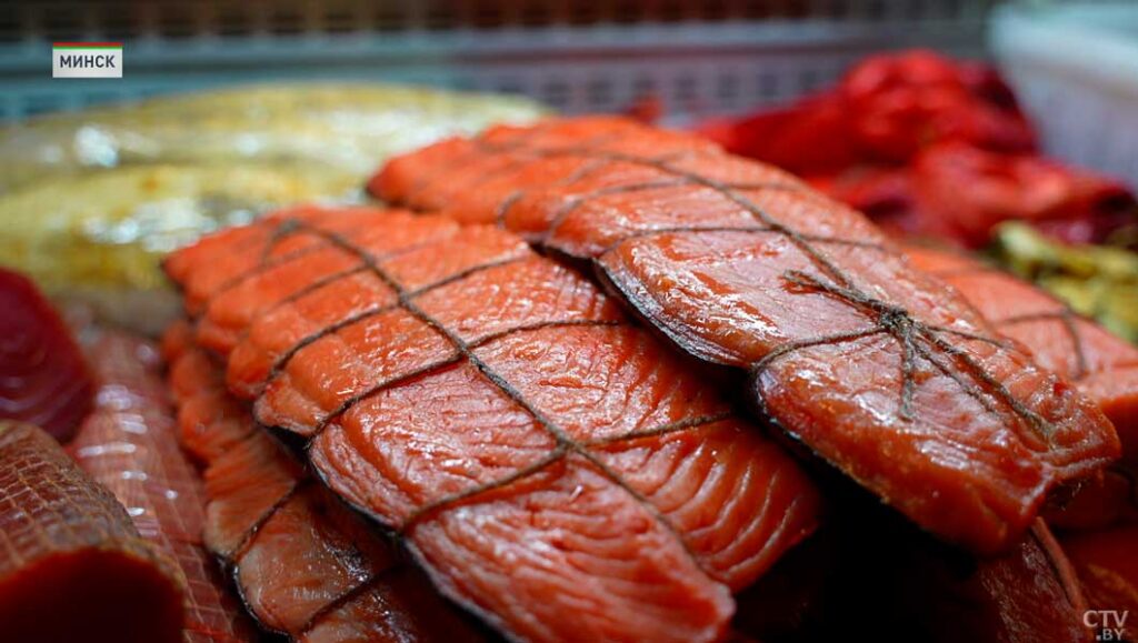 Лосось, треска и деликатесы с Севера: в Молодечно заработала рыбная ярмарка