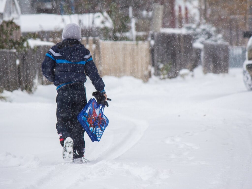 Белорусам рассказали, при какой температуре дети могут не ходить в школу