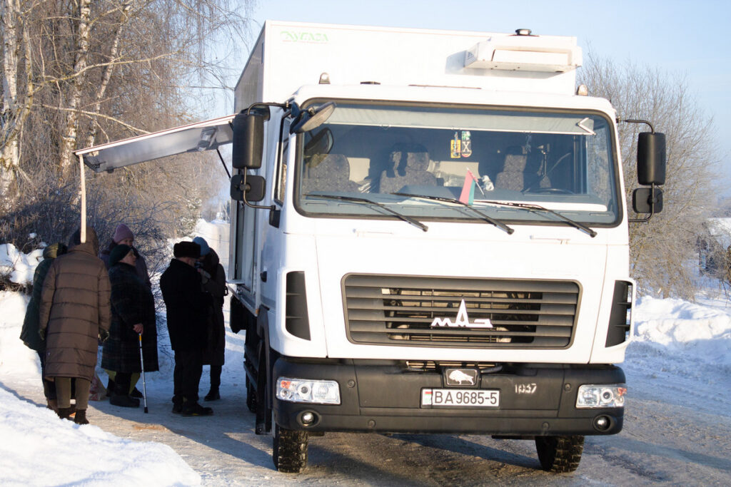 Посмотрели, как в морозы работает автолавка и сельский магазин в Логойском районе