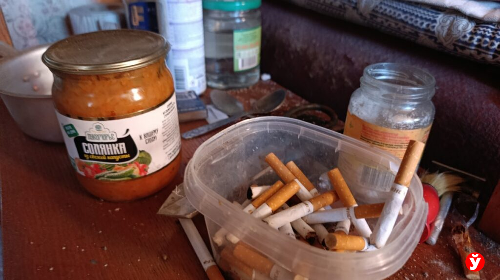 Спиртное и окурки возле постели. Логойские спасатели проверяют дома злоупотребляющих граждан