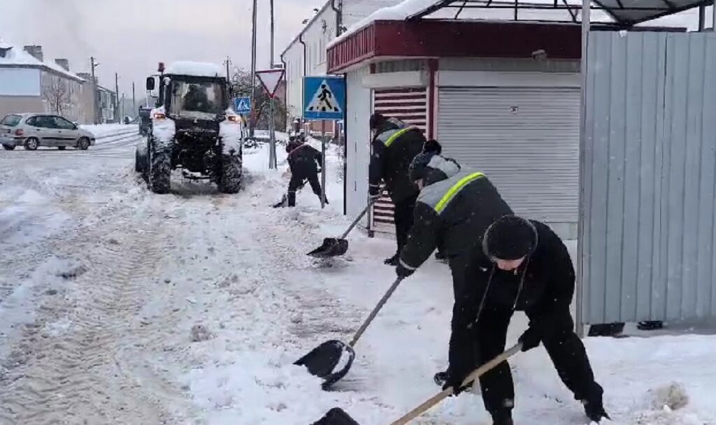 174 машины и 225 человек против погодных условий: как Минщина переживает снегопад