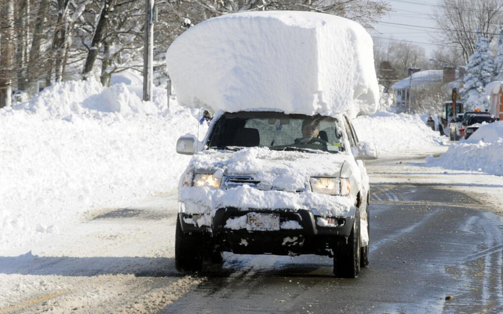 Белорусам рассказали, как безопасно справиться с различными видами сугробов