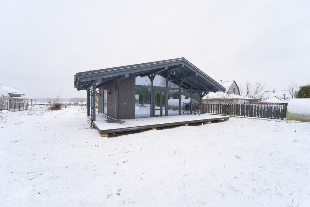 Современный дом с теплыми полами и видом на лес продают под Уздой — сколько за него просят